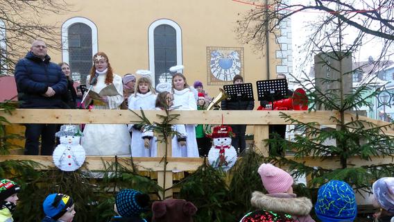 Besuch aus Nah und Fern: Das Christkind eröffnete den Weihnachtsmarkt in Hohenfels