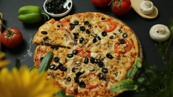 Pizza richtig aufwärmen: Im Backofen oder in der Pfanne - wie schmecken die Reste am besten?