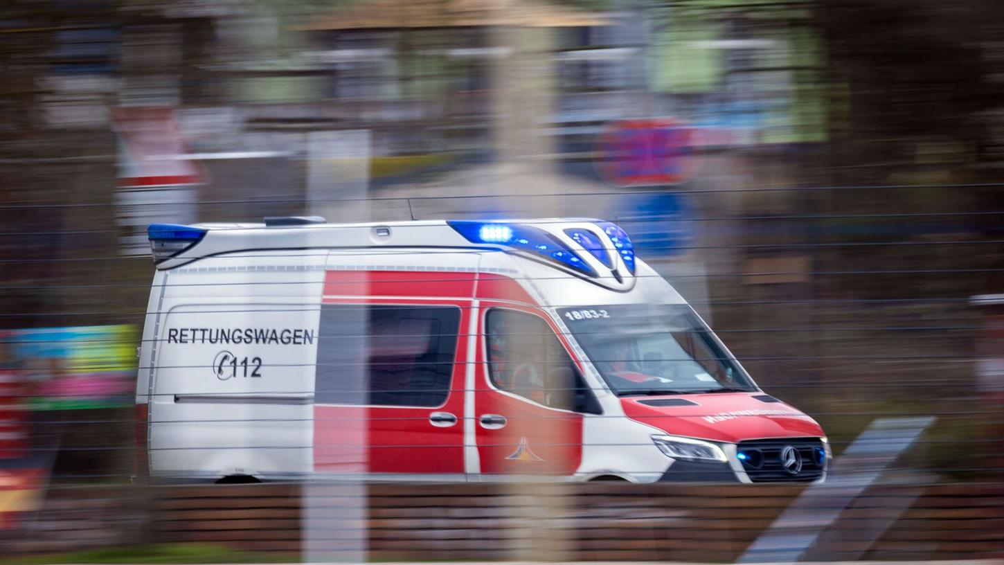Das Unfallopfer wurde mit dem Rettungswagen ins Krankenhaus gebracht, wo sie aufgrund ihrer schweren Kopfverletzungen in der Intensivstation untergebracht wurde. Das Unfallopfer wurde mit dem Rettungswagen ins Krankenhaus gebracht, wo sie aufgrund ihrer schweren Kopfverletzungen in der Intensivstation untergebracht wurde.