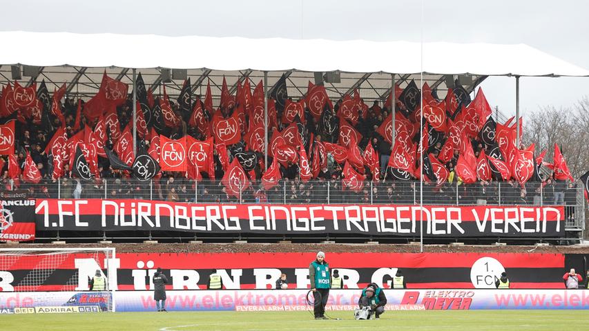 Im kleinsten Stadion der Liga sorgen die Fans des 1. FC Nürnberg schon vor dem Anpfiff für gute Stimmung.