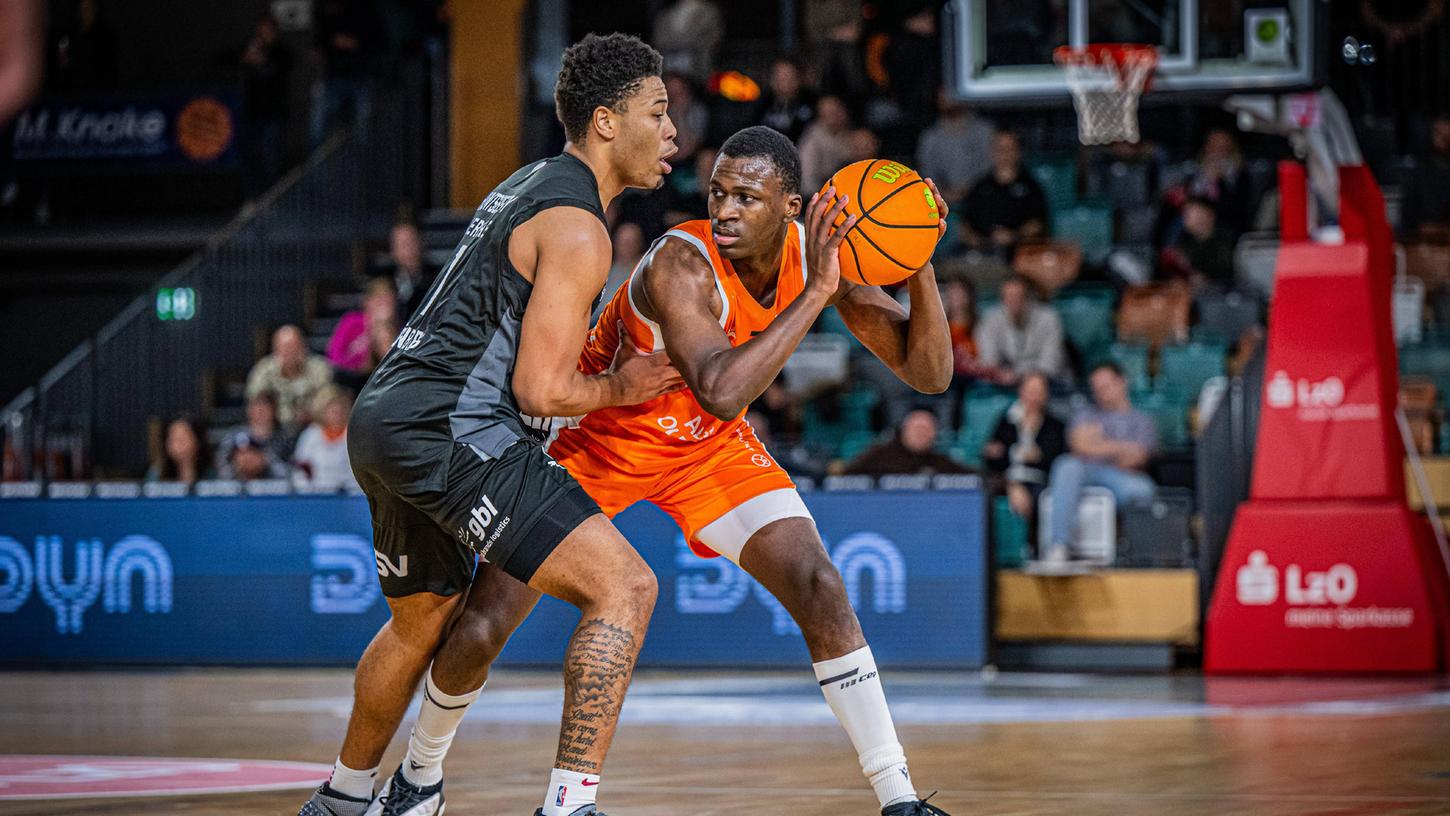 Gab seinen Gegenspielern kaum Platz, bekam selbst aber reichlich davon: Kai Huntsberry (links, hier gegen Joshua Bonga) erzielte beim Sieg in Vechta die meisten Punkte für sein Team. Gab seinen Gegenspielern kaum Platz, bekam selbst aber reichlich davon: Kai Huntsberry (links, hier gegen Joshua Bonga) erzielte beim Sieg in Vechta die meisten Punkte für sein Team.