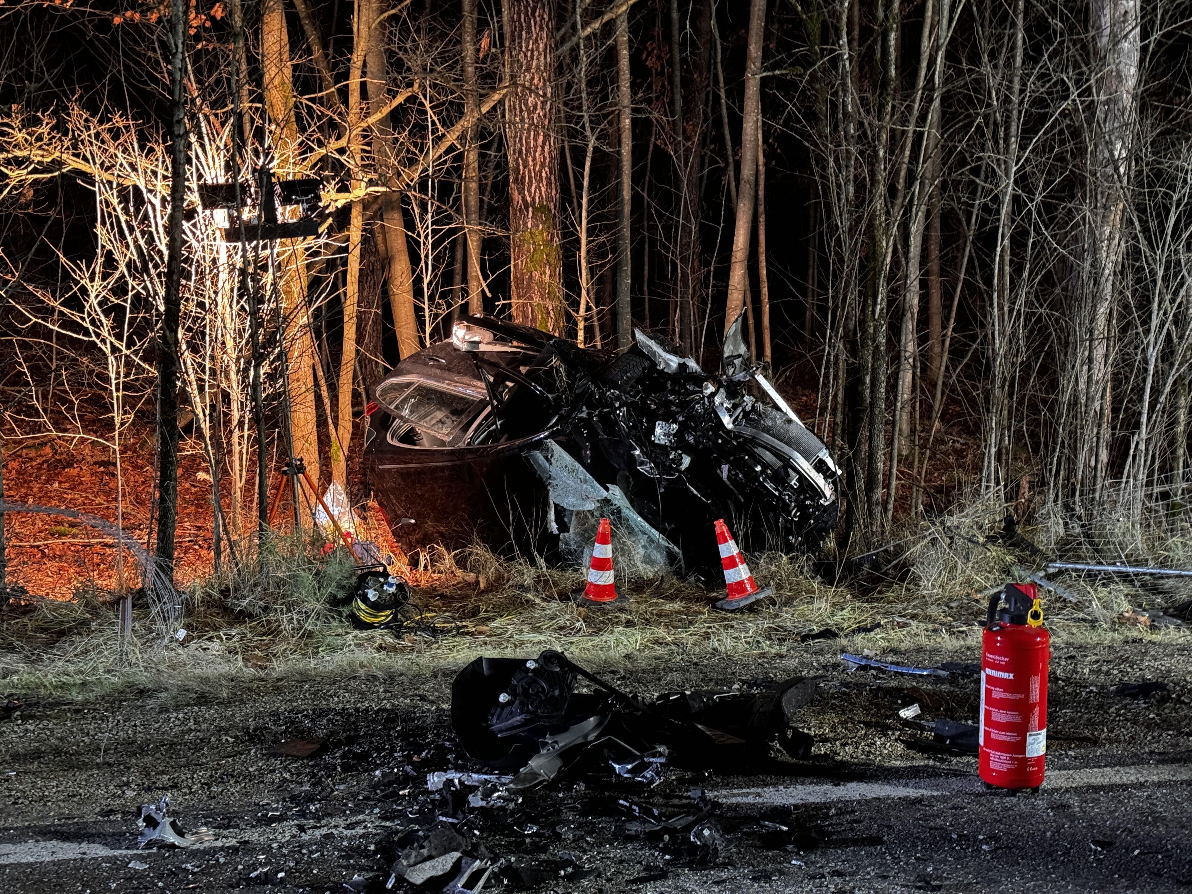 Zwei Autos Kollidieren Frontal Auf B2 In Mittelfranken - 19-Jährige ...