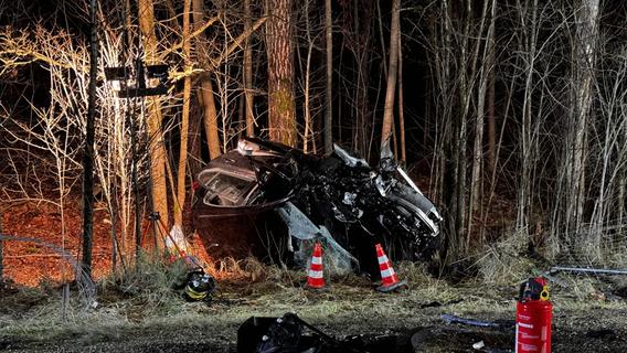 Schwerer Unfall in Mittelfranken: 19-Jährige stirbt, zwei Babys verletzt
