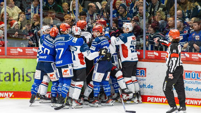 Intensive Gespräche zwischen beiden Teams prägten das erste Drittel. Intensive Gespräche zwischen beiden Teams prägten das erste Drittel.