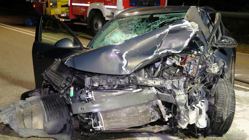 Der Wagen des Unfallverursachers schleuderte zig Meter weiter und blieb entgegen seiner Fahrtrichtung liegen. Der Wagen des Unfallverursachers schleuderte zig Meter weiter und blieb entgegen seiner Fahrtrichtung liegen.