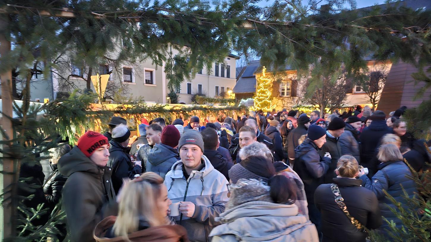 Das Wetter spielte mit bei der Eröffnung des Weihnachtsmarkts in Markt Berolzheim mit.