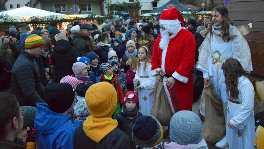 Der Nikolaus und das Christkind hatten auf dem Markt Berolzheimer Weihnachtsmarkt alle Hände voll zu tun.