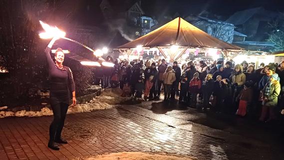 Feuer frei: Döckinger Weihnachtsmarkt begeistert mit Feuershow und Kinderkonzerten