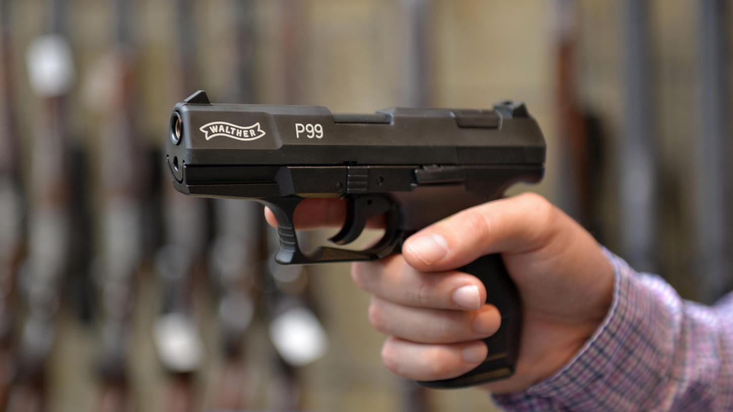 Eine Schreckschusspistole des Herstellers Walther (Symbolbild). Eine Schreckschusspistole des Herstellers Walther (Symbolbild).