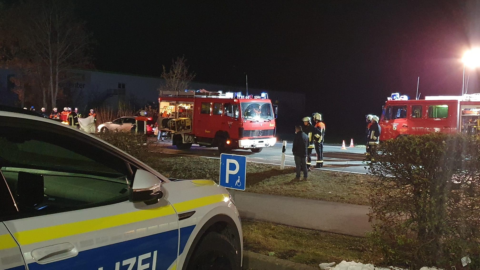 Tödlicher Unfall: Fußgänger überquert Die B8 Und Wird Von Lkw Erfasst