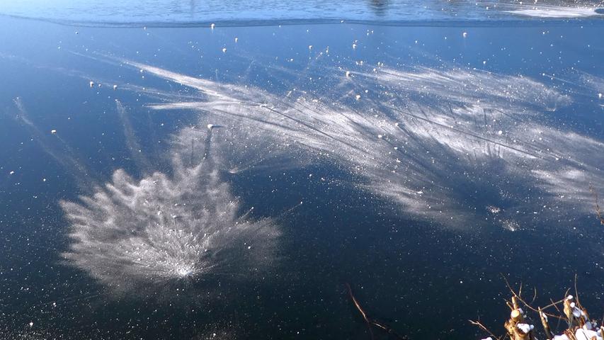 Es gibt ganz besondere Winterfreuden am Dummetsweiher: Schneebälle aufs Eis werfen und entzückt dabei beobachten, wie sich abstrakte Gemälde  explosionsartig entfalten!  Mehr Leserfotos finden Sie hier