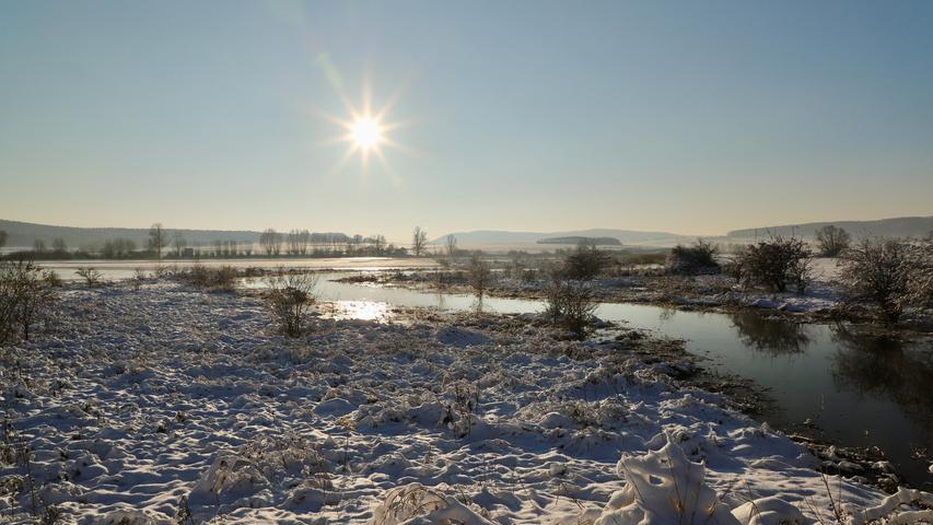 Wie ein Stern steht die Sonne über dieser schönen Winterlandschaft an der Altmühl bei Trommetsheim.  Mehr Leserfotos finden Sie hier