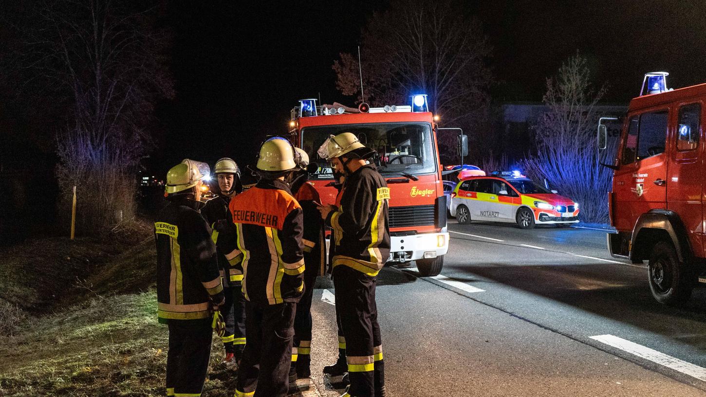 In Burgthann wurde ein Mann von einem Auto erfasst und schwer verletzt. In Burgthann wurde ein Mann von einem Auto erfasst und schwer verletzt.