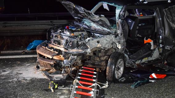 Geisterfahrer auf A6 prallt gegen zwei Autos im Gegenverkehr - Mann stirbt am Unfallort