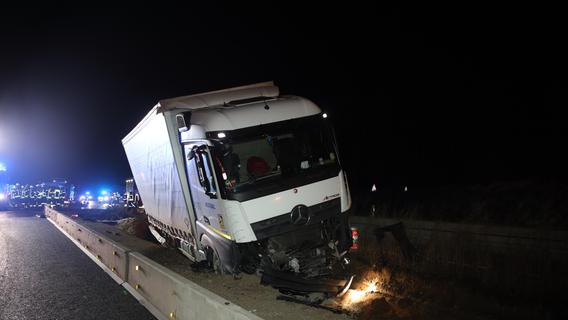 Aufwendige Bergung auf der A6: Trucker versenkt Lastwagen im Baustellenbereich