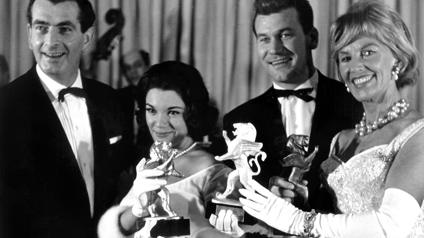 Connie Francis (2.v.l.) wurde 1961 für ihren Hit "Die Liebe ist ein seltsames Spiel" mit dem Goldenen Löwen von Radio Luxemburg ausgezeichnet.