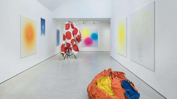 "Sunfloweryellow": Holländischer Künstler Klaas Kloosterboer verzaubert mit farbenfrohen "Suits"
