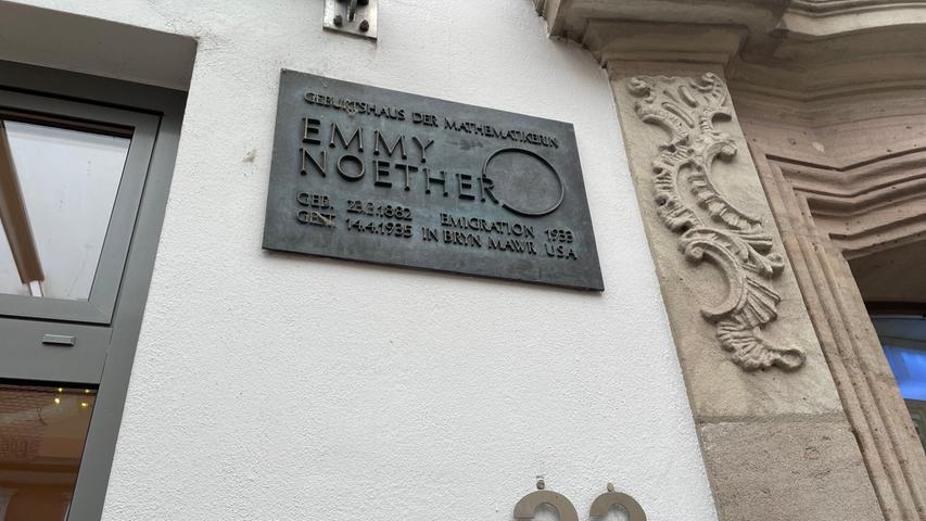 Eine Gedenktafel erinnert am Haus Hauptstraße 23 an die große Mathematikerin Emmy Noether.