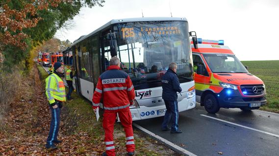 Nach Busunfall im Kreis Fürth: Mehr Schüler verletzt als gedacht - Busunternehmen verteidigt sich