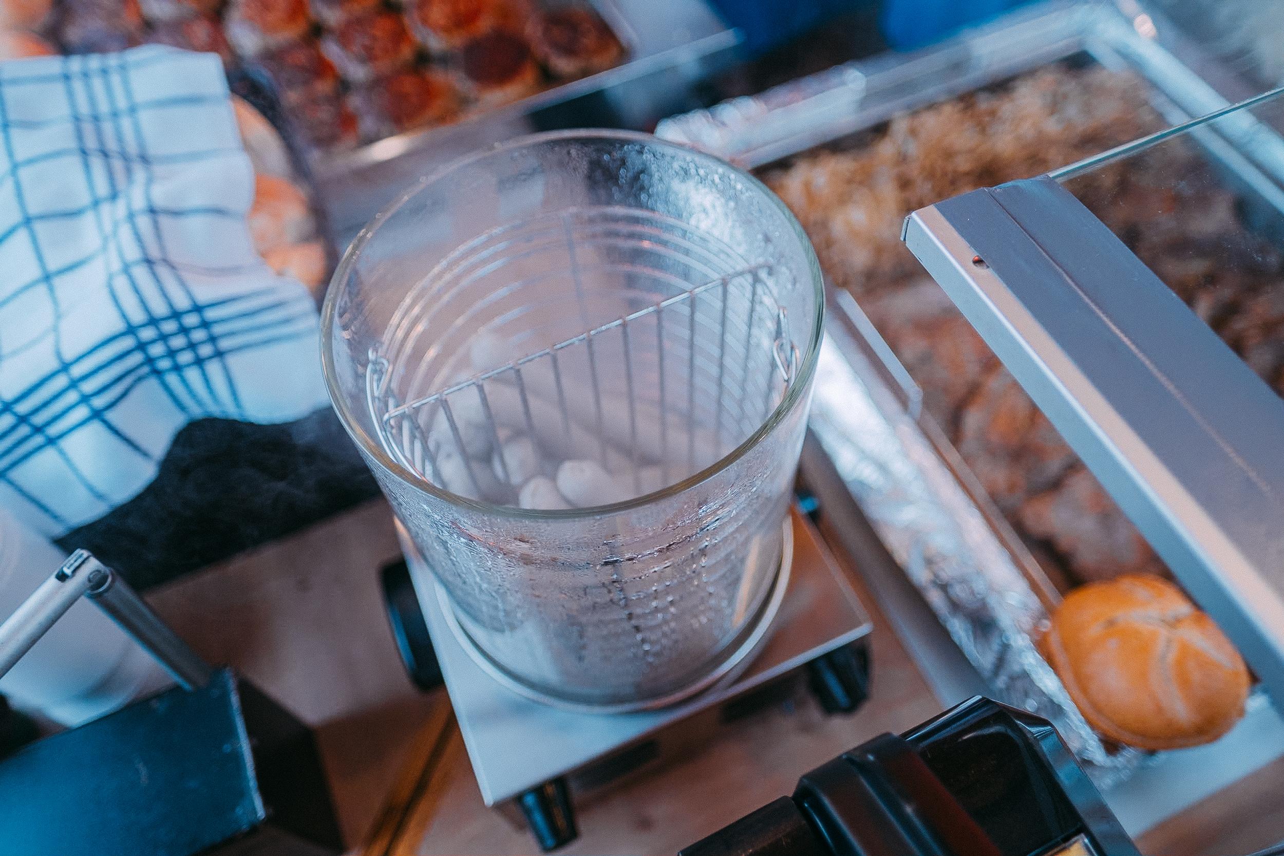 Die veganen hei&szlig;en W&uuml;rste, die Sie an Stand Nr. 55 genie&szlig;en k&ouml;nnen, sind besonders lecker mit Zwiebeln dazu.