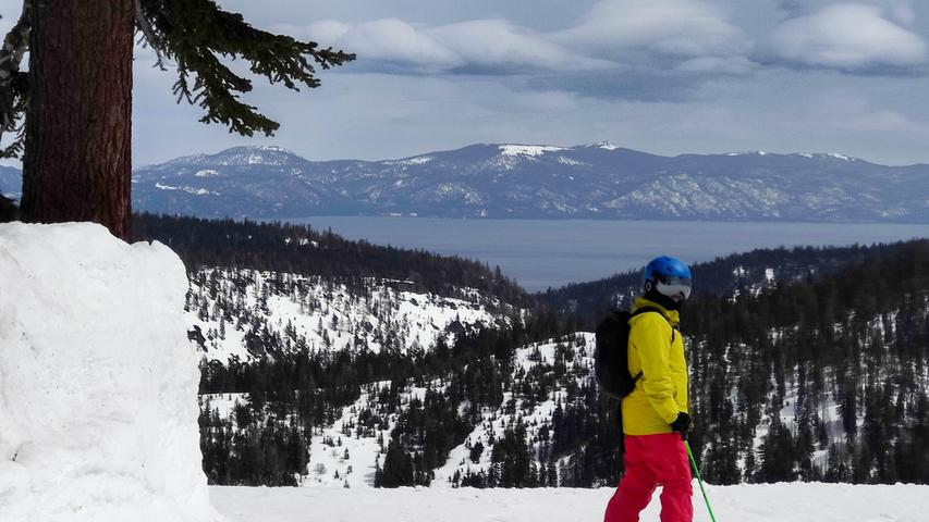 Während des Skitages in Palisades Tahoe hat man immer wieder einen herrlichen Blick auf den tiefblauen Lake Tahoe. Während des Skitages in Palisades Tahoe hat man immer wieder einen herrlichen Blick auf den tiefblauen Lake Tahoe.