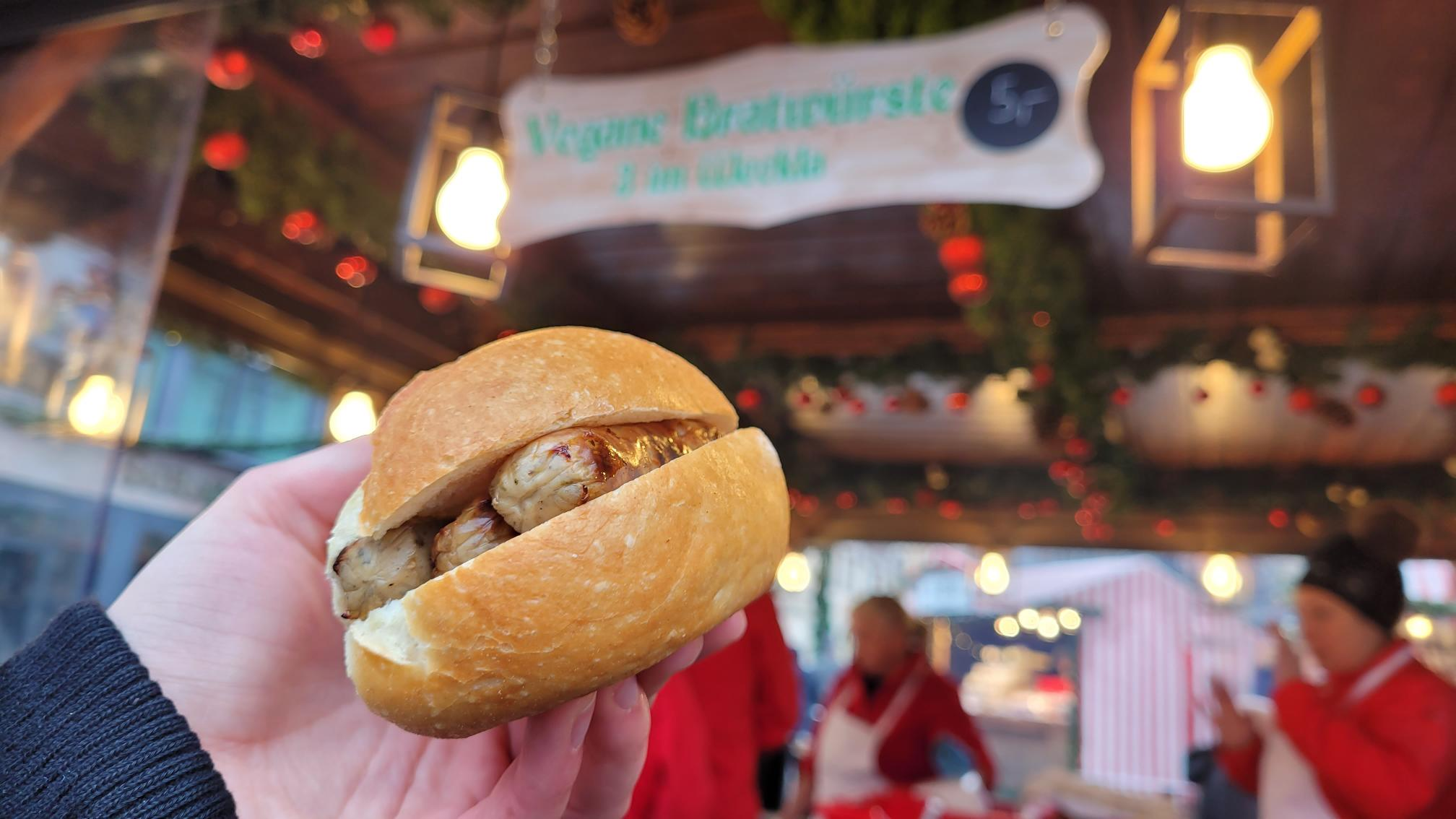 Vegane Bratw&uuml;rste auf dem N&uuml;rnberger Christkindlesmarkt gibt's an Bude Nummer 113.