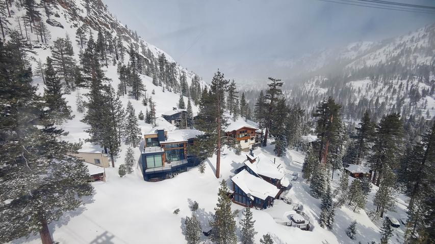 Die längste Abfahrt in Palisades Tahoe führt vom höchsten Punkt des Skigebietes über fünf Kilometer und fast 1000 Höhenmeter hinunter bis ins Village. Die längste Abfahrt in Palisades Tahoe führt vom höchsten Punkt des Skigebietes über fünf Kilometer und fast 1000 Höhenmeter hinunter bis ins Village.