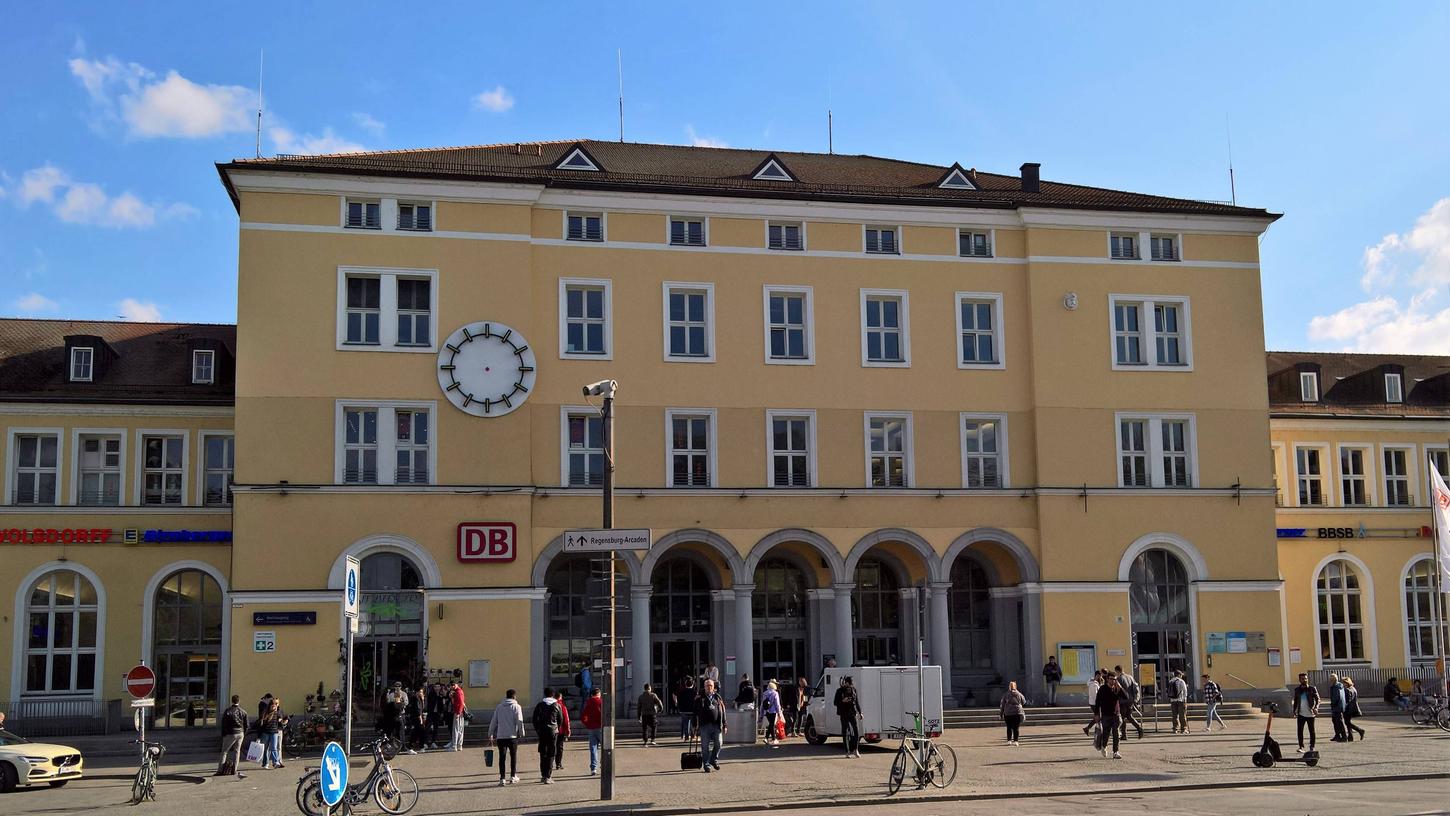 Vor ihrem abermaligen Verschwinden wurden die Zwillinge am Regensburger Hauptbahnhof der Polizei übergeben (Symbolbild). Vor ihrem abermaligen Verschwinden wurden die Zwillinge am Regensburger Hauptbahnhof der Polizei übergeben (Symbolbild).
