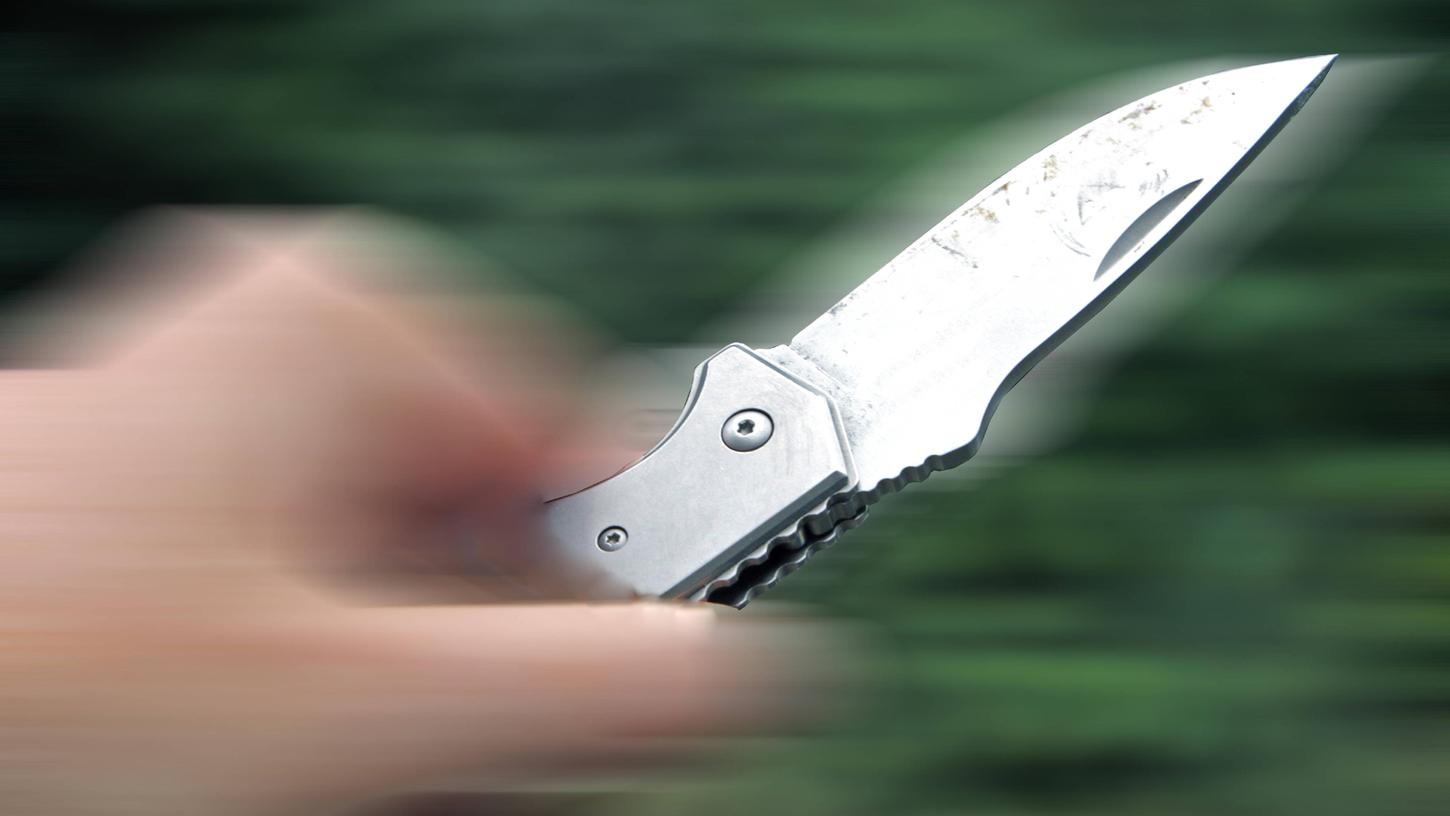 Eine  offenbar geistig verwirrte Frau attackierte am Samstagnachmittag (5. April 2024) im Reichswald bei Heroldsberg eine Försterin mit einem Messer (Symbolbild).