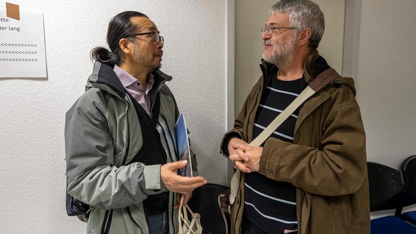 Kultur-Redakteur Manfred Koch (rechts) im Gespräch mit einem Leser. 