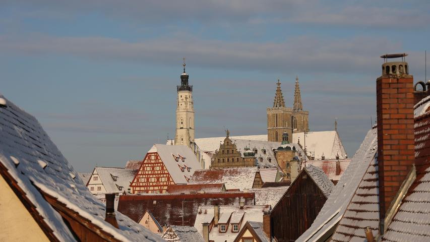 Mit seinen eingeschneiten Dächern und Türmen versprüht Rothenburg ob der Tauber hier besonders viel Weihnachtszauber.  Mehr Leserfotos finden Sie hier
