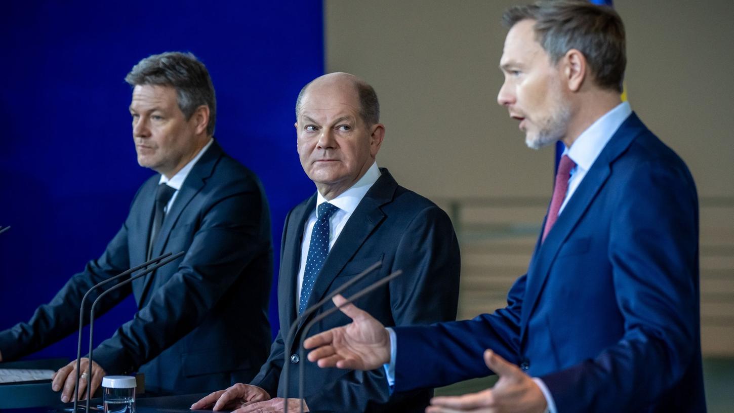 Am Mittwoch stellten Olaf Scholz (Mitte) Finanzminister Christian Lindner (rechts) und Vizekanzler Robert Habeck (links) den neuen Haushalt für 2024 vor. Wie stark ist der Sozialbereich getroffen?