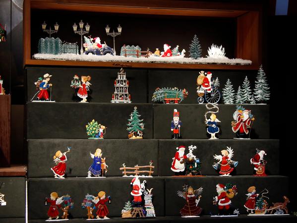 Weihnachtliche Zinnfiguren gibt es am Stand von Wilhelm Schweizer. Er ist neu auf dem Christkindlesmarkt - und wurde sogleich mit dem neu eingeführten Newcomer-Zwetschgermoh ausgezeichnet.