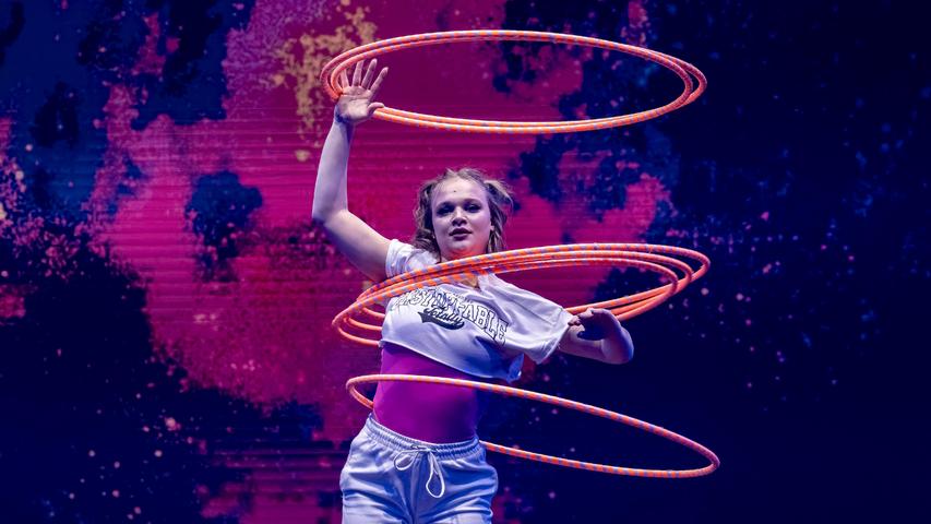 Aber auch mit ihrer farbenfrohen Hula-Hoop-Performance verzauberte die junge Artistin die Zuschauer.