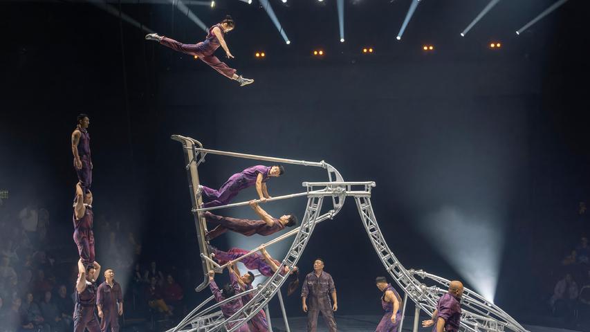 Die 20 chinesischen Artisten der "Wuhan Acrobatic Troup" überraschten mit Akrobatik auf der XXL-Schaukel. 