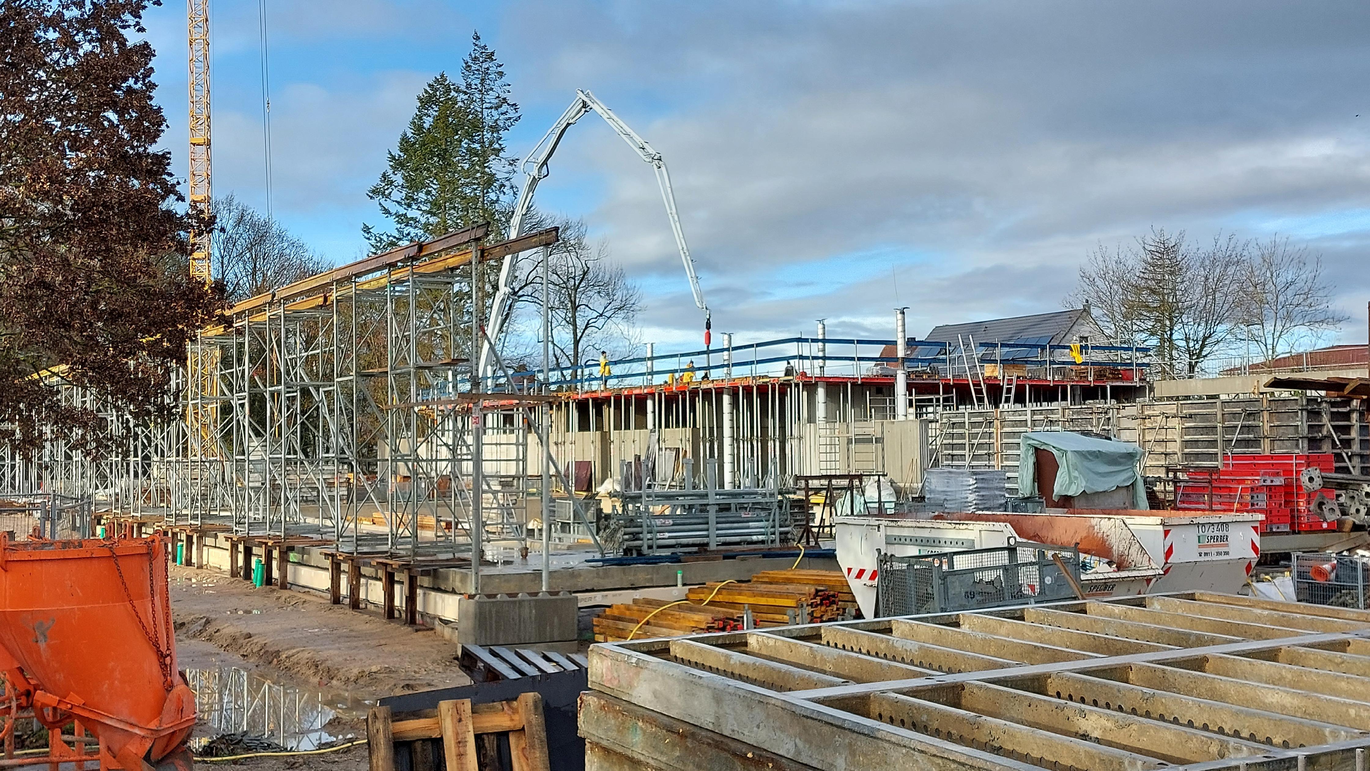 Der Neubau des Hallenbads gehört zu den großen Investitionen der Stadt. Eröffnung soll 2025 sein.