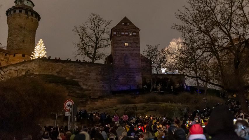 Unterwegs mit dem Christkind: Nürnberger Schulkinder zeigen ihre Laternen auf dem Lichterzug