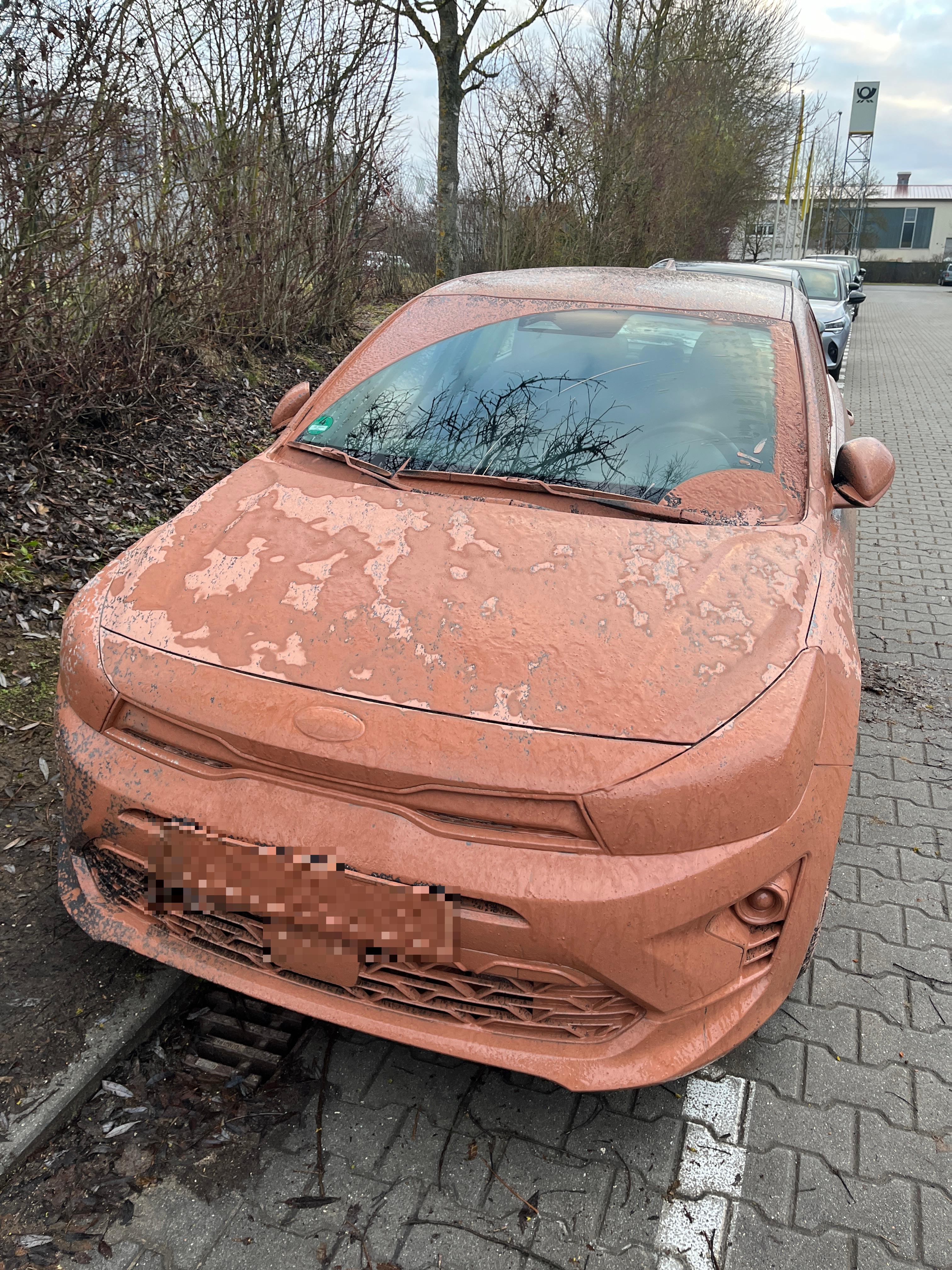 Einer Kia-Fahrerin wurde eine schlammige Ladung eines Lastwagens zum Verhängnis. Einer Kia-Fahrerin wurde eine schlammige Ladung eines Lastwagens zum Verhängnis.