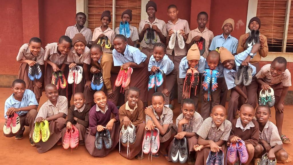 Man sieht es den Kindern an: Die Jungs und Mädels freuen sich riesig über die gespendeten Fußballschuhe durch das Kenia-Projekt Langenaltheim.  