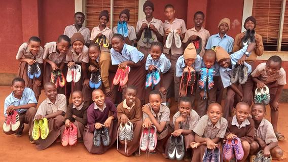 Afrikanische Kinder freuen sich über Fußballschule und Trikots aus Langenaltheim und Bieswang