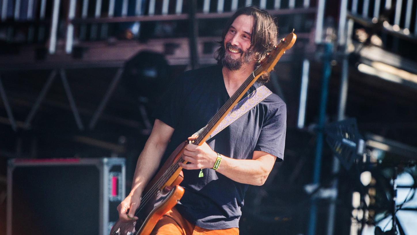 Wow! Hollywood-Star Keanu Reeves wird als Bassist in Nürnberg auftreten. 