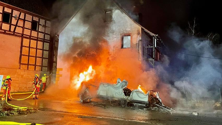 Flammen greifen von Wohnmobil auf Haus über: Gasflasche explodiert