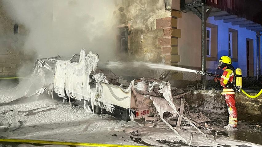 Flammen greifen von Wohnmobil auf Haus über: Gasflasche explodiert