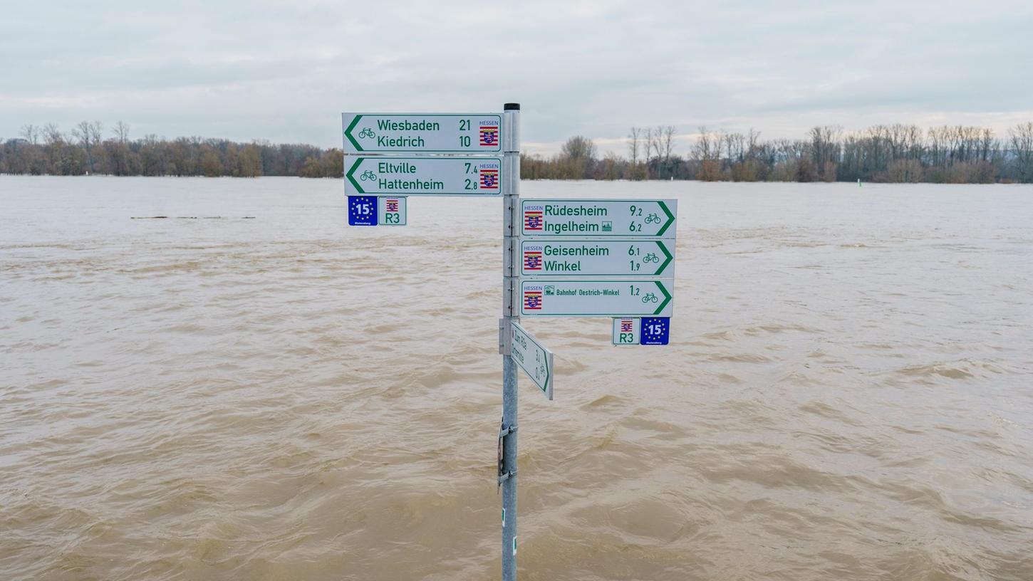 Der Radweg mit Beschilderung am Rheinufer im Ortsteil Mittelheim (Oestrich-Winkel) steht komplett unter Wasser.