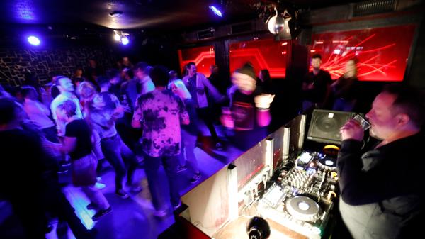 Das Stereo in der Klaragasse geht am Samstag, 23. Dezember, mit Jens und GlitzerDJMarius am Pult durch die Nacht. Von 23 bis 5 Uhr beliefern die beiden Mischer die Tanzenden mit Indie und Co. Oben im Vorraum, der übrigens schon um 22 Uhr öffnet, steht DJ Pirate am Mixer. Hier füllen Hip Hop Classics den Raum.