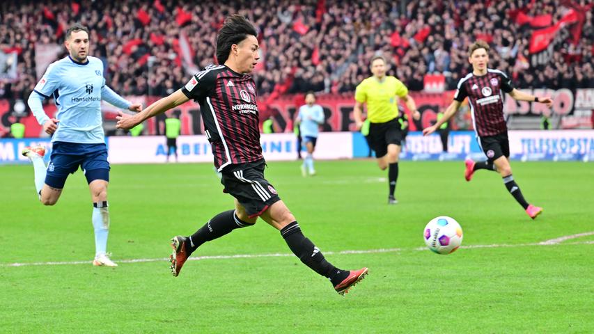 Riesenchance für Club-Stürmer Hayashi: Nach starkem Tempo-Gegenstoß trifft der Japaner per Lupfer aber nur die Querlatte des HSV-Kastens (57. Minute).
