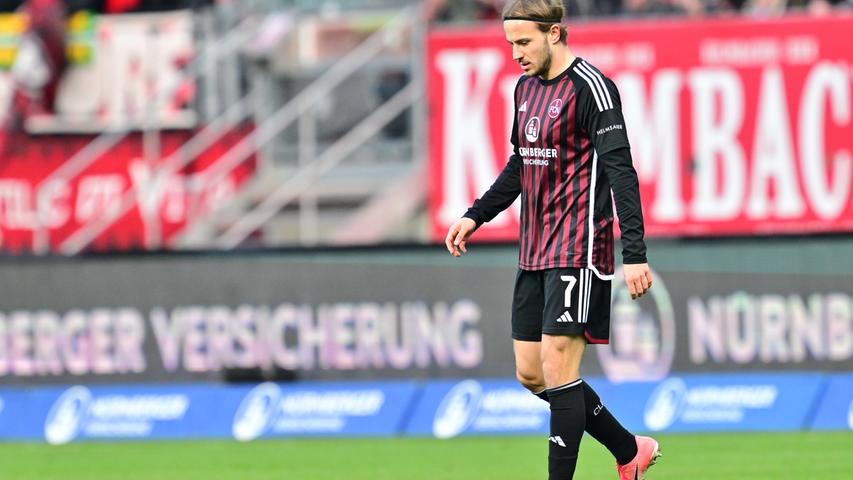 Er ist – abgesehen von den beiden Youngster aus dem Club-Nachwuchs – der dienstälteste Nürnberger unter den bereits feststehenden Abgängen: Felix Lohkemper verlässt den mittelfränkischen Traditionsverein nach fünf Jahren. Der 29-Jährige wechselte im Sommer 2019 ablösefrei vom 1. FC Magdeburg an den Valznerweiher. Seither spielte er 67 Partien im Trikot des 1. FC Nürnberg, erzielte elf Treffer und verbuchte acht Torvorlagen. In der vergangenen Saison stand der Stürmer nur viermal in der Startelf und kam ansonsten eher als Joker zum Einsatz.