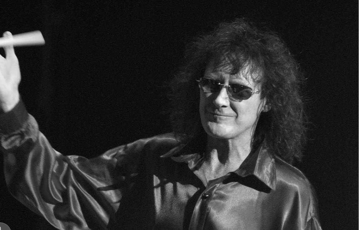 Gut 50 Jahre nach der Gründung der wohl bekanntesten Hardrock-Band der Welt trauern AC/DC um einen weiteren ihrer ehemaligen Weggefährten. Gründungsmitglied und erster Schlagzeuger Colin Burgess starb nun im Alter von 77 Jahren. Burgess war nur ein Jahr – bis 1974 Teil – der Band. Er spielte unter anderem die Originalsingles "Can I Sit Next To You Girl" und "Rockin' In The Parlour" im Studio ein. Seine größten musikalischen Erfolge erreichte er mit der australischen Band The Masters Apprentice.