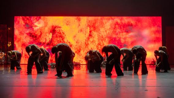 Auf Geisterbahnfahrt durch die Psyche: Goyo Monteros neues Tanzstück "Der Steppenwolf" im Opernhaus