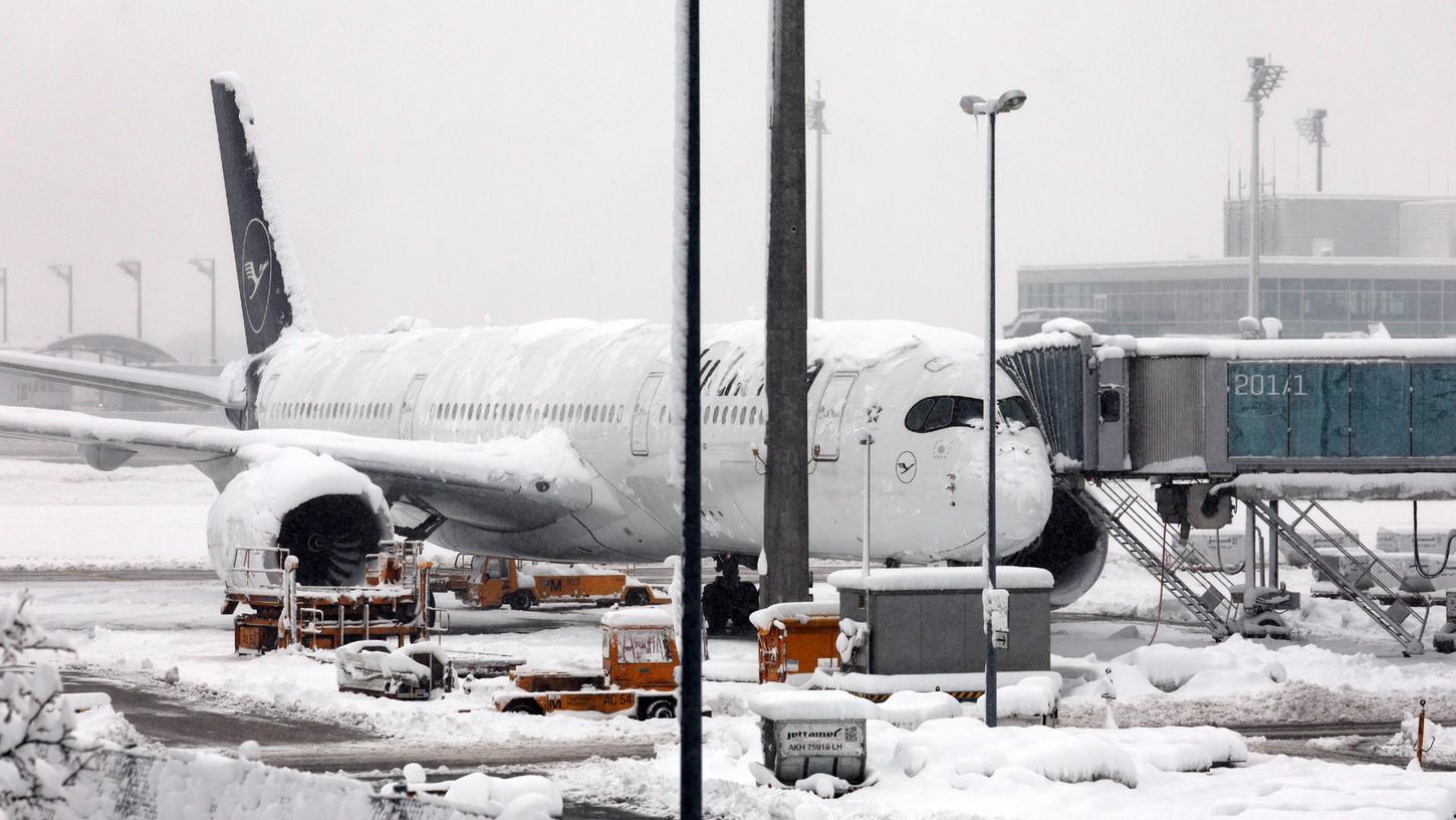 Zuletzt mussten viee Lufthansa-Flüge wegen des Wintereinbruchs Anfang Dezember 2023 ausfallen - zuvor waren allerdings auch oft Klimaproteste der Grund für Ausfälle und Verspätungen (Symbolbild).
